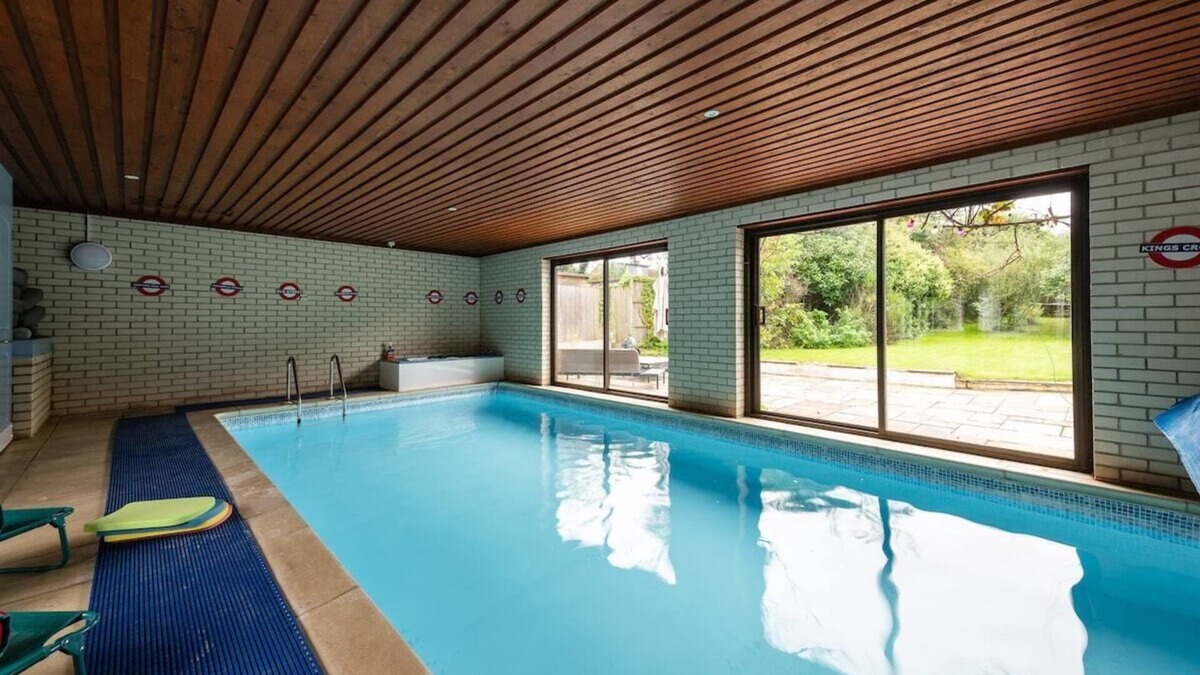 Arbury Apartment | Your Own Private Pool House - Cambridge - Sleeps 9