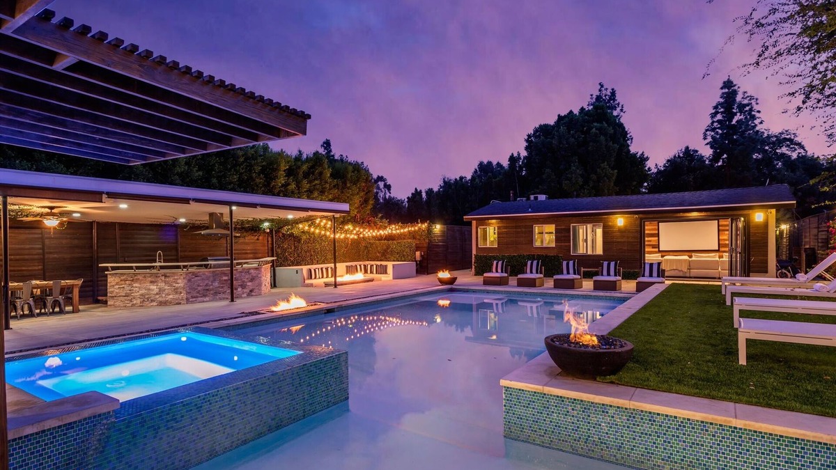 Studio City Villa | Your Own Private RESORT!🏝9BR/10BA Gated Compound✰ HUGE Pool, Gym, Yard, Parking