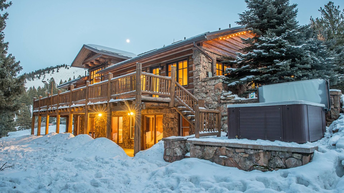 Gallatin Gateway House | Your OWN Winter WONDERLAND! Gorgeous Custom Home, Hot Tub, Sleeps 10!