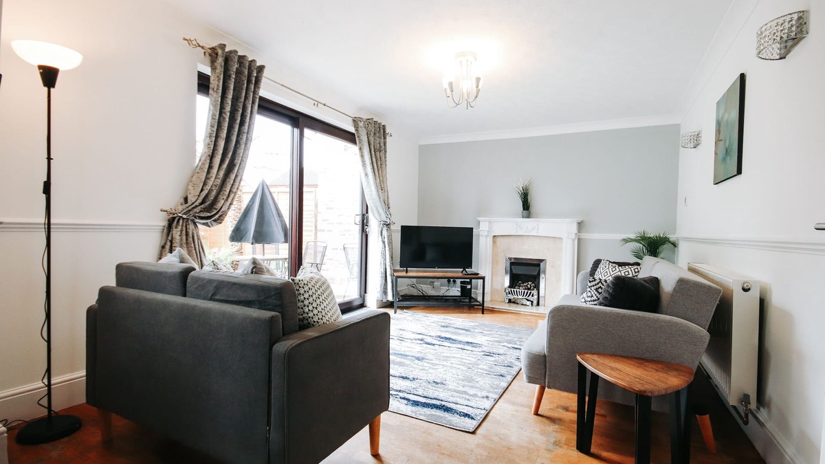 Broxbourne House | Your perfect holiday home | modern, spacious and comfy