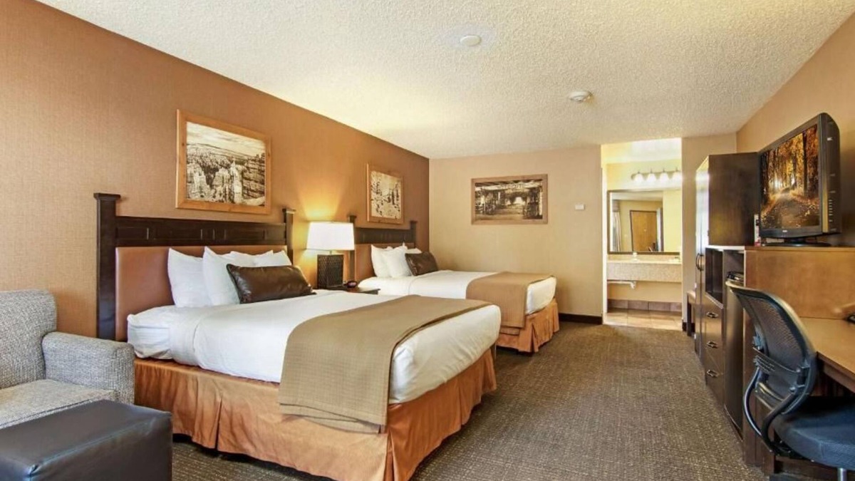Bryce Canyon Hotel | Your Perfect Bryce Canyon Retreat! Indoor Pool, Free Breakfast, Free Parking!