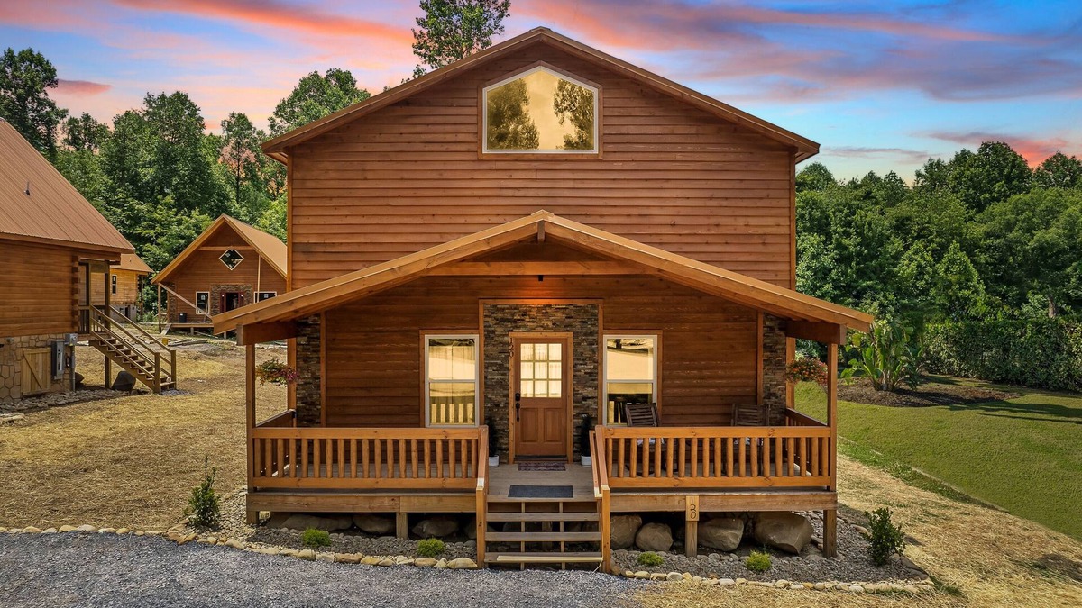 White Oak Lodge Cabin | Your Perfect Vacation Awaits! 4 Suites, FirePit, Game Room & Saltwater Pool!