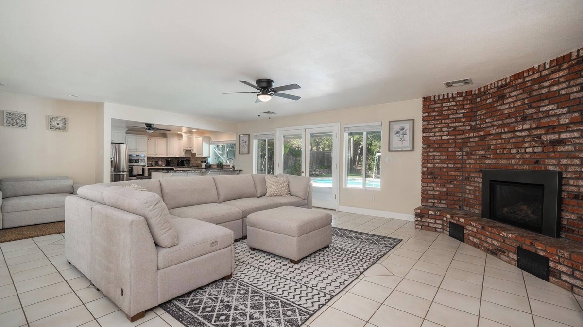 Bakersfield House | Your Poolside Hideaway