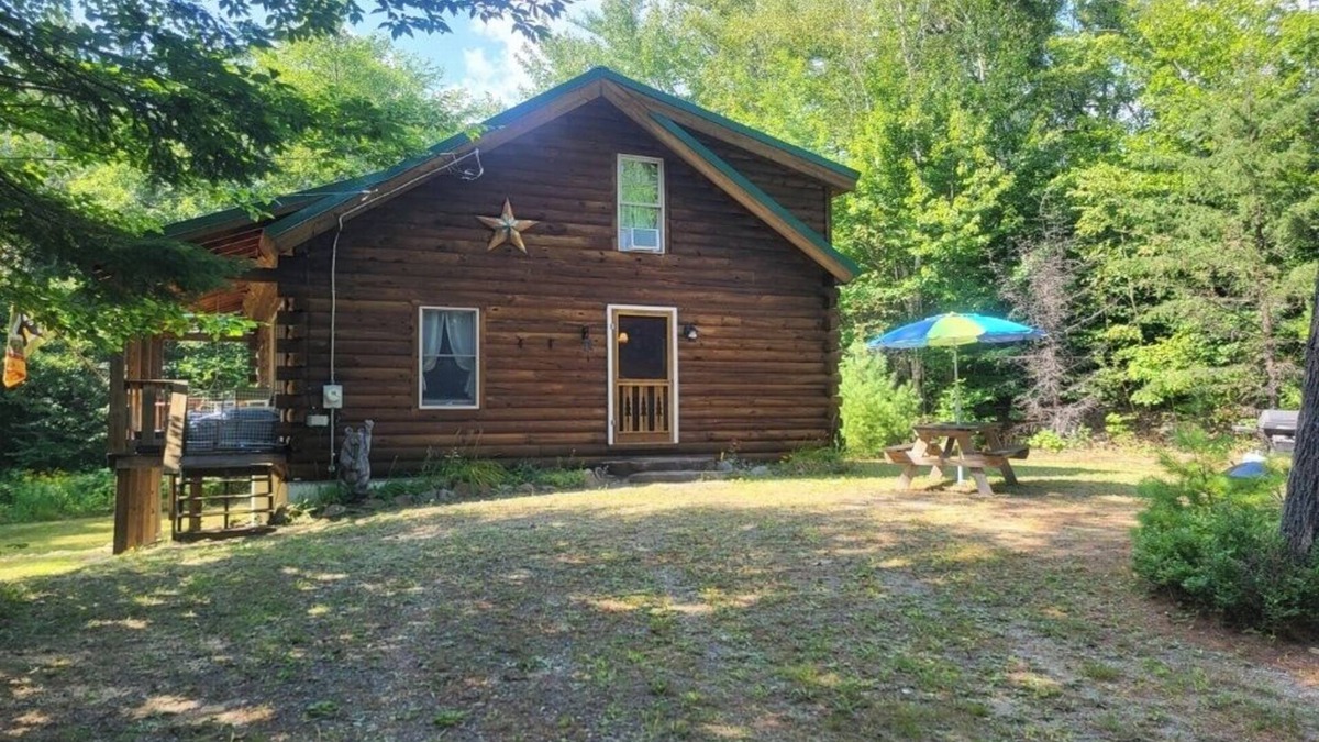 Phillips Cabin | Your Private Maine Getaway! Cozy Log Cabin w/Loft, Sleeps 10