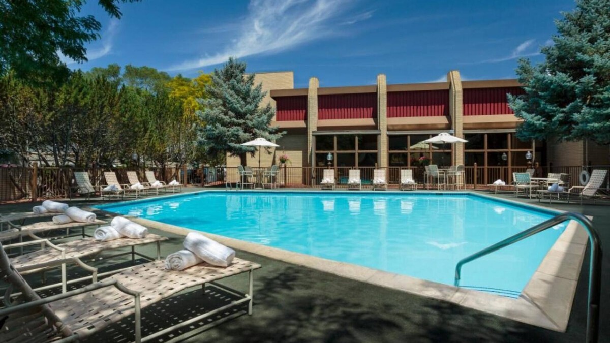 Elko Hotel | Your Relaxing Getaway Awaits! Outdoor Pool, FREE Parking, Pets Allowed!