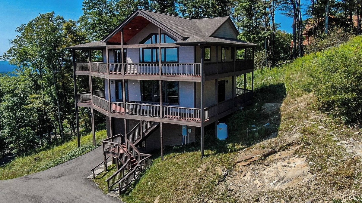 Stonebridge Cabin | Your Sept Getaway: Crisp Air, Scenic Views & Cozy Nights @ Deuces Wild