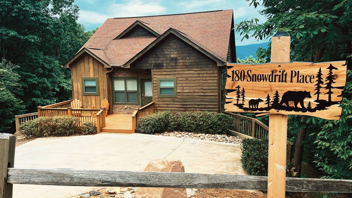 Cleveland Cabin | Your Slice of Paradise! Stunning Views, Hot Tub, Firepit, & Ping Pong!