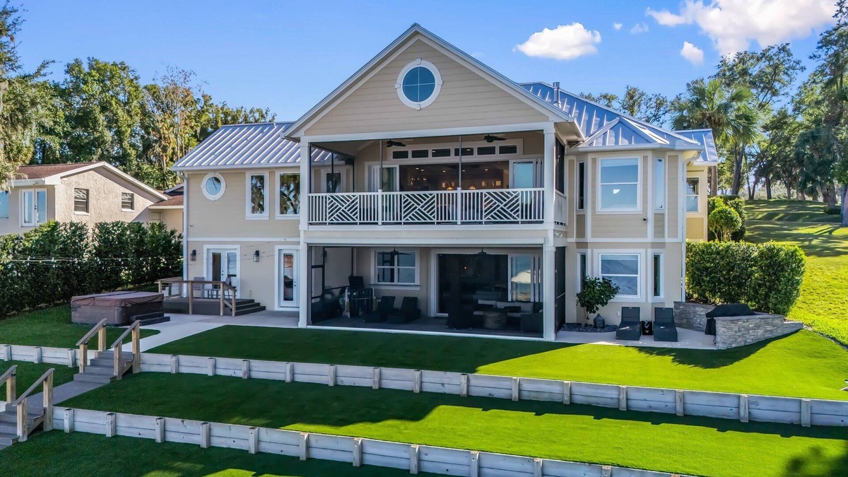 Weirsdale House | You’ve found the most luxurious lakefront rental in Central Florida!