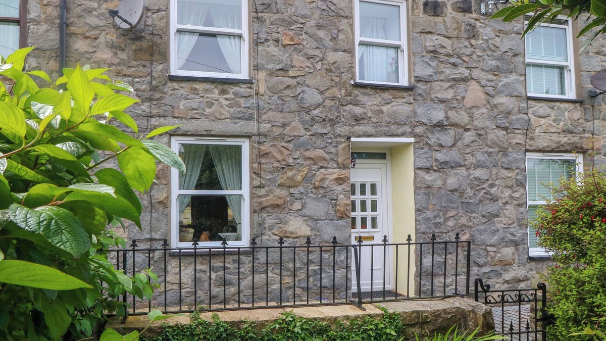 Trefor Cottage | YR ENCIL, pet friendly, character holiday cottage in Trefor