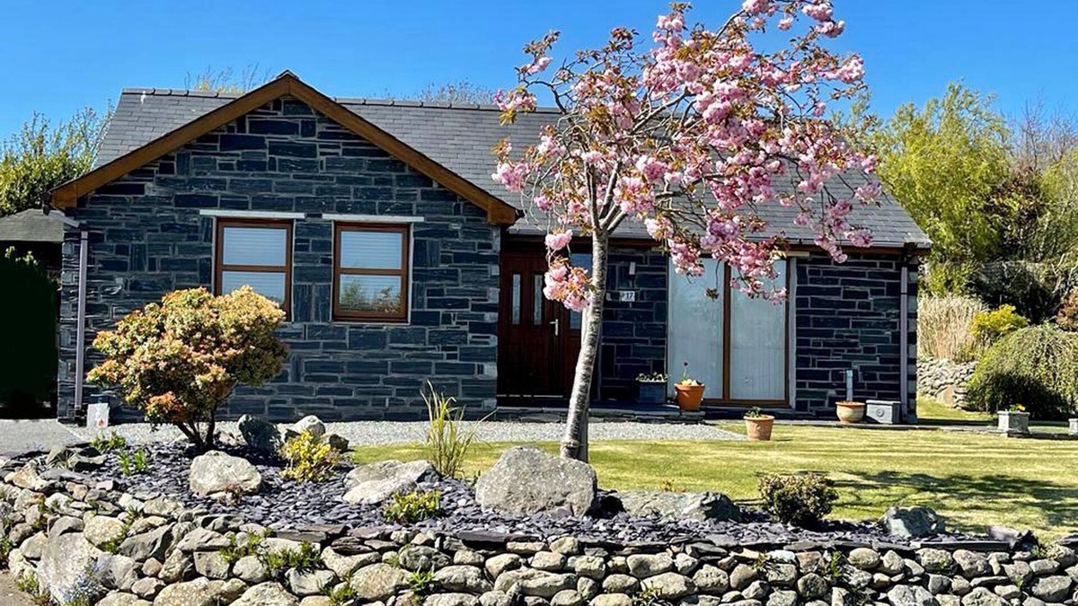 Llanddaniel Fab Cottage | YR ENCIL, pet friendly, with a garden in Gaerwen