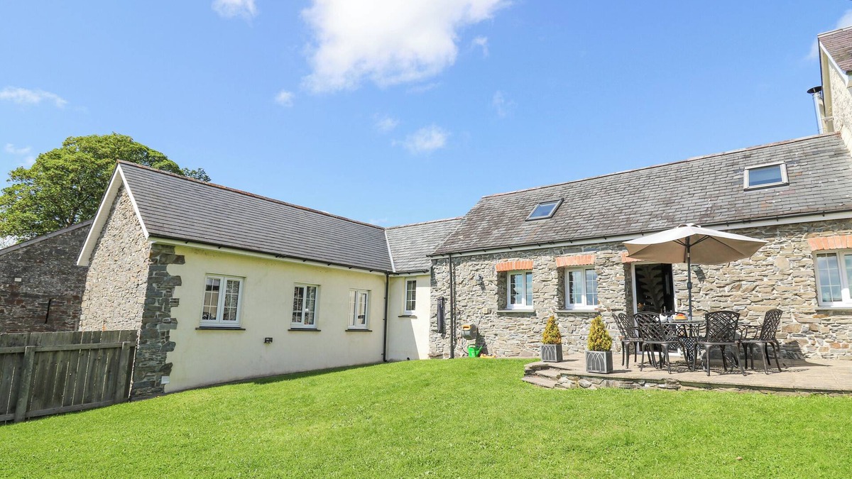 Glandyfi House | YR HEN BEUDY, pet friendly, country holiday cottage in Capel Bangor