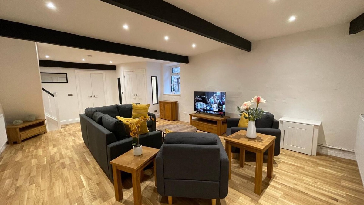 Pontypridd House | Yr Hen Bopty (The Old Bakery)