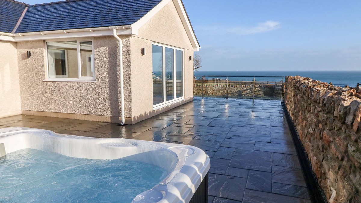 Moelfre Cottage | YR HEN FEUDY, family friendly, luxury holiday cottage in Moelfre