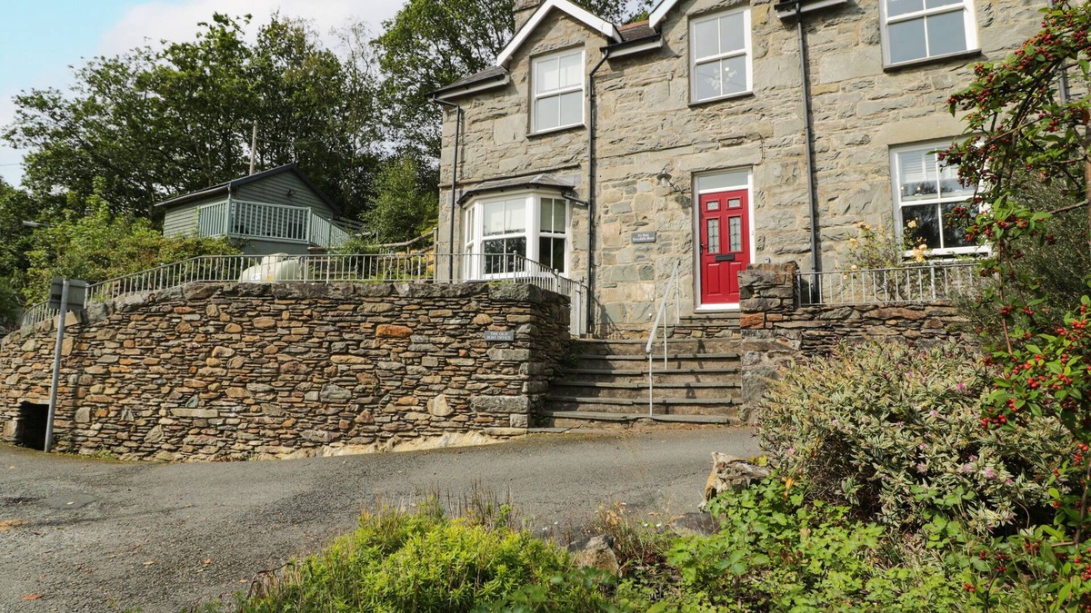 Bontddu Cottage | YR HEN SWYDDFA BOST, family friendly, with open fire in Barmouth