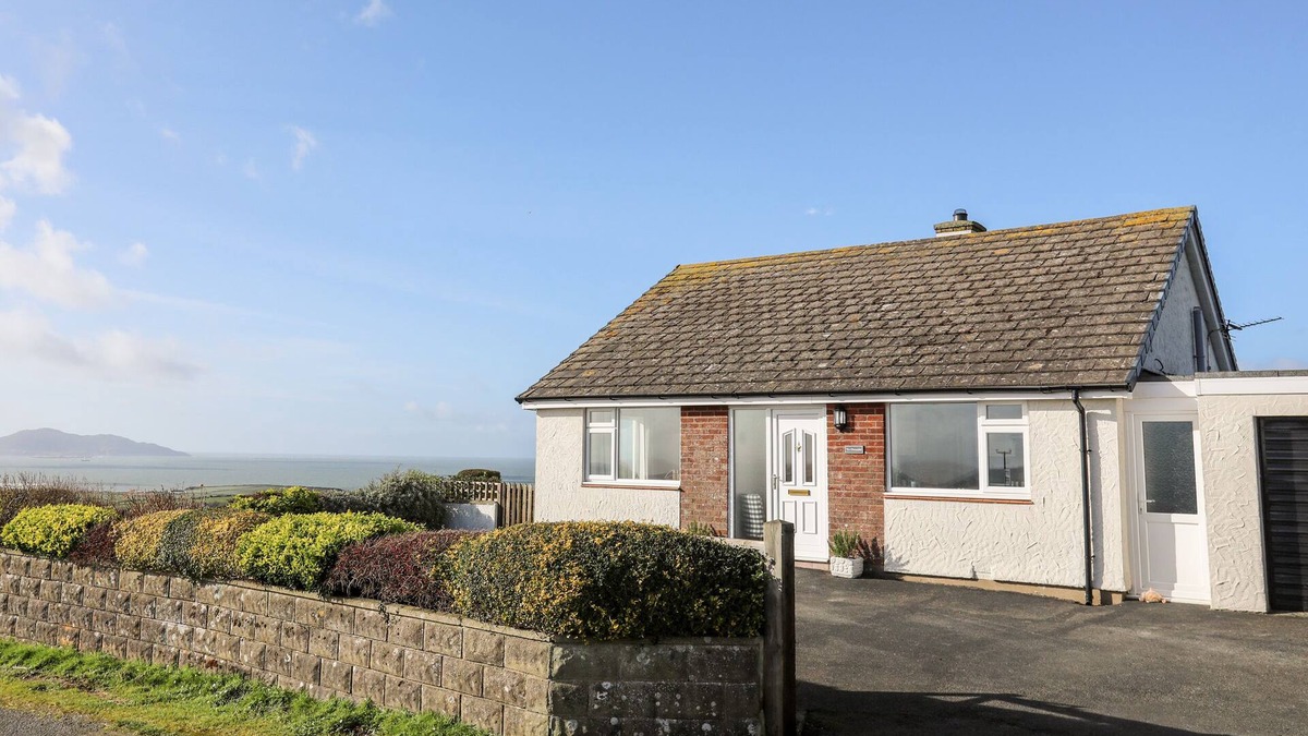 Llanfaethlu Cottage | YR ORSEDD, pet friendly, with open fire in Llanfaethlu