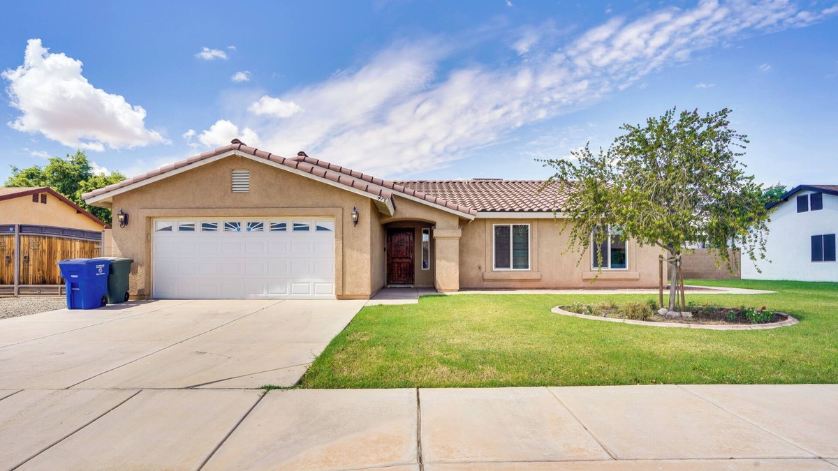 Yuma House | Yuma Family Home w/Covered Patio + Grill!