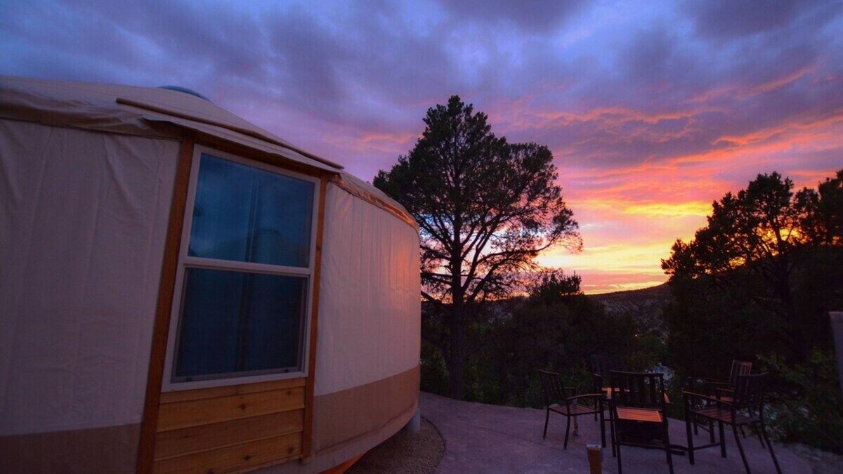 Orderville House | Yurt Near Bryce & Zion w/AC Private Bath 2 Kings