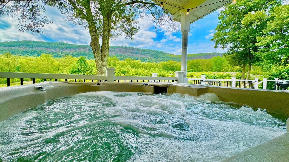 Gardiner House | Yuzu-stunning mountain views family home with a hot tub and a camper, sleeps 15