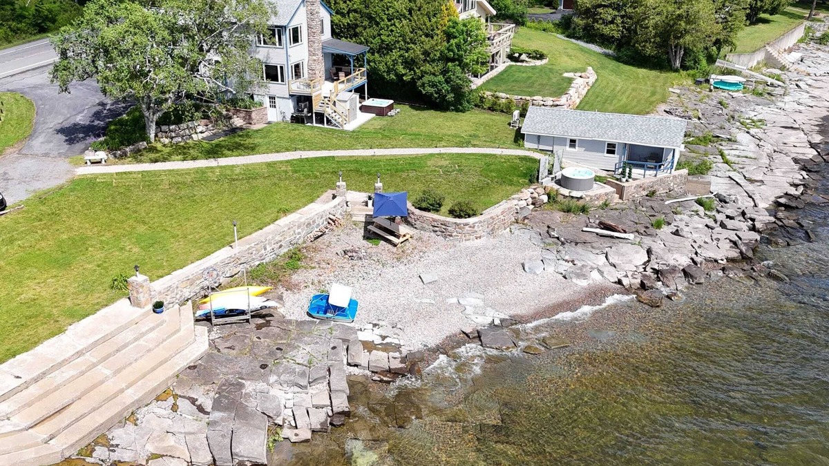 Schuyler Falls Cabin | ZaLo House Waterline cabin with Hot Tub Pets