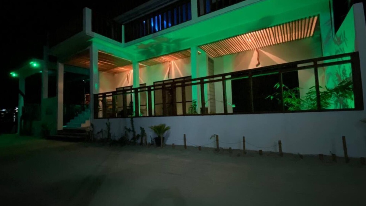 Thulusdhoo Island Hotel | Zeeo - Guest house Beach front property