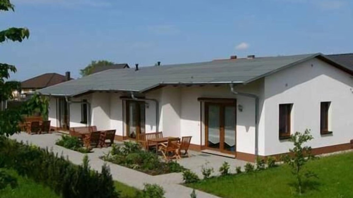 Neuendorf Apartment | Zeesenboot holiday flat with furnished terrace