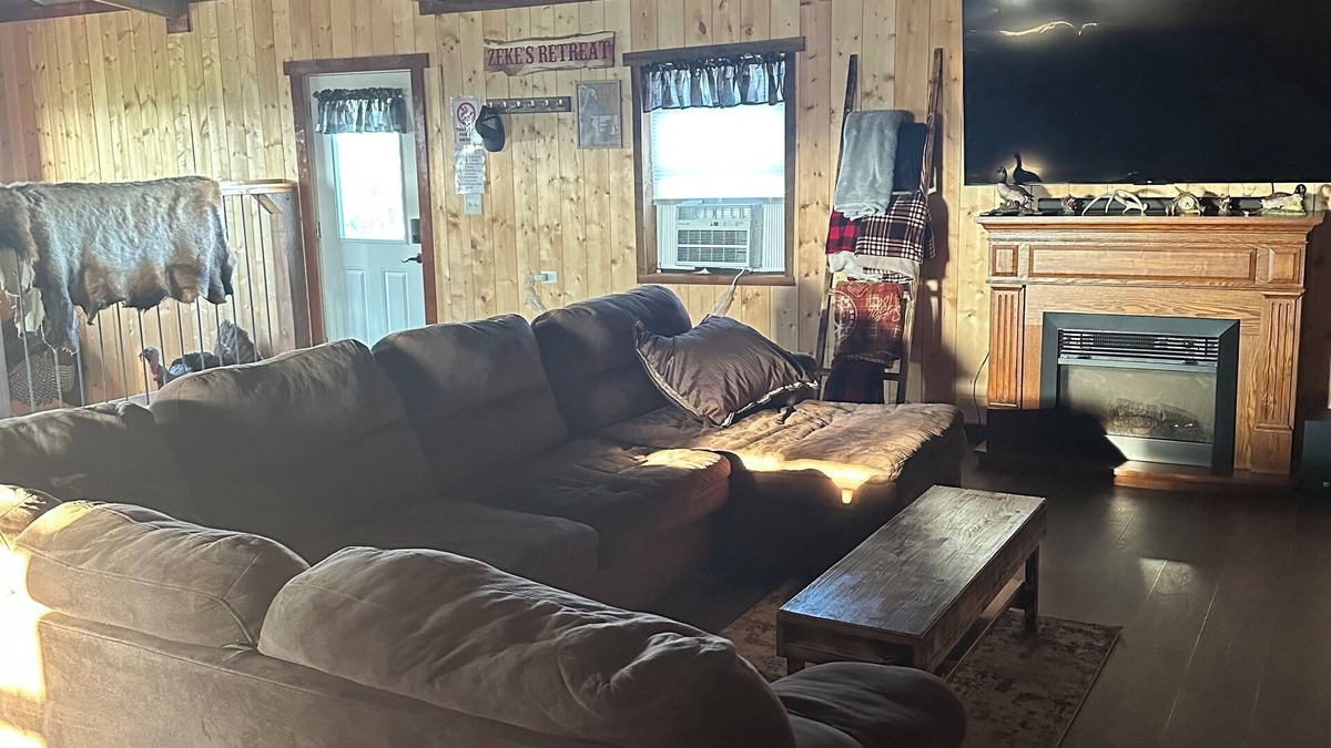 Winigan Cabin | Zeke’s Retreat – Hunter’s Getaway with On-Site Taxidermy Shop