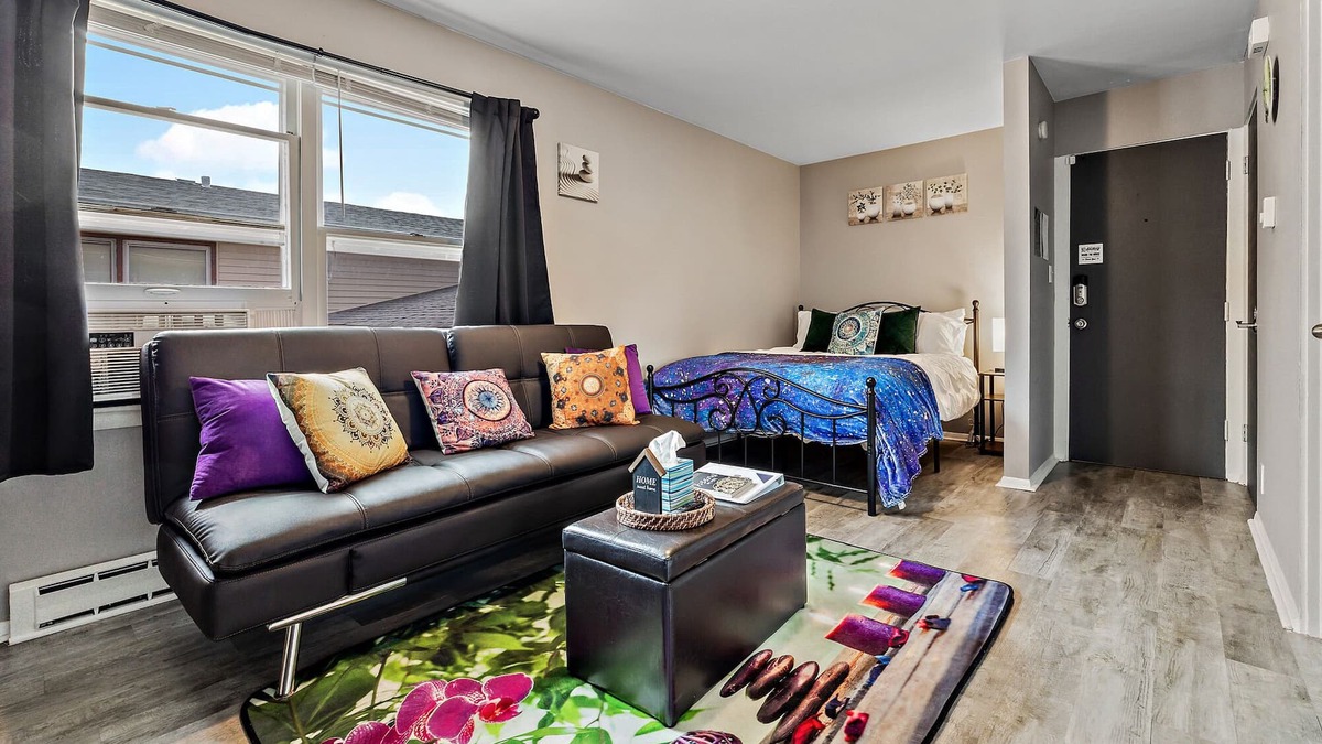 Aurora Apartment | Zen themed/FREE WIFI & Parking/Aurora/Near Downtown