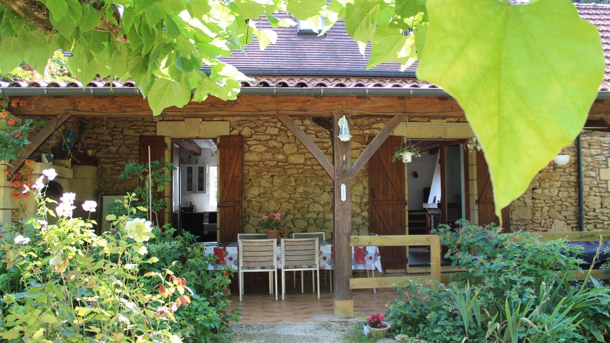 Meyrals House | Zénitude Holiday Home in Meyrals with Private Garden, Summer Jacuzzi and Wi-Fi