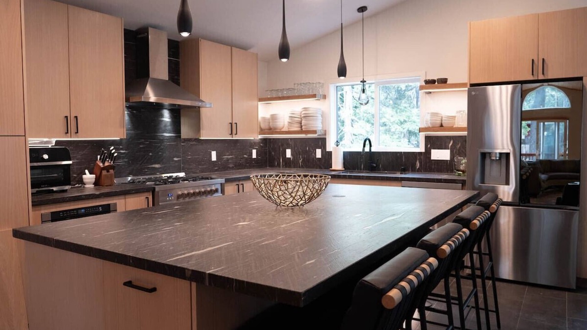 Tahoe Woods House | Zermatt - Mountain Retreat Near Beach and Skiing, HotTub