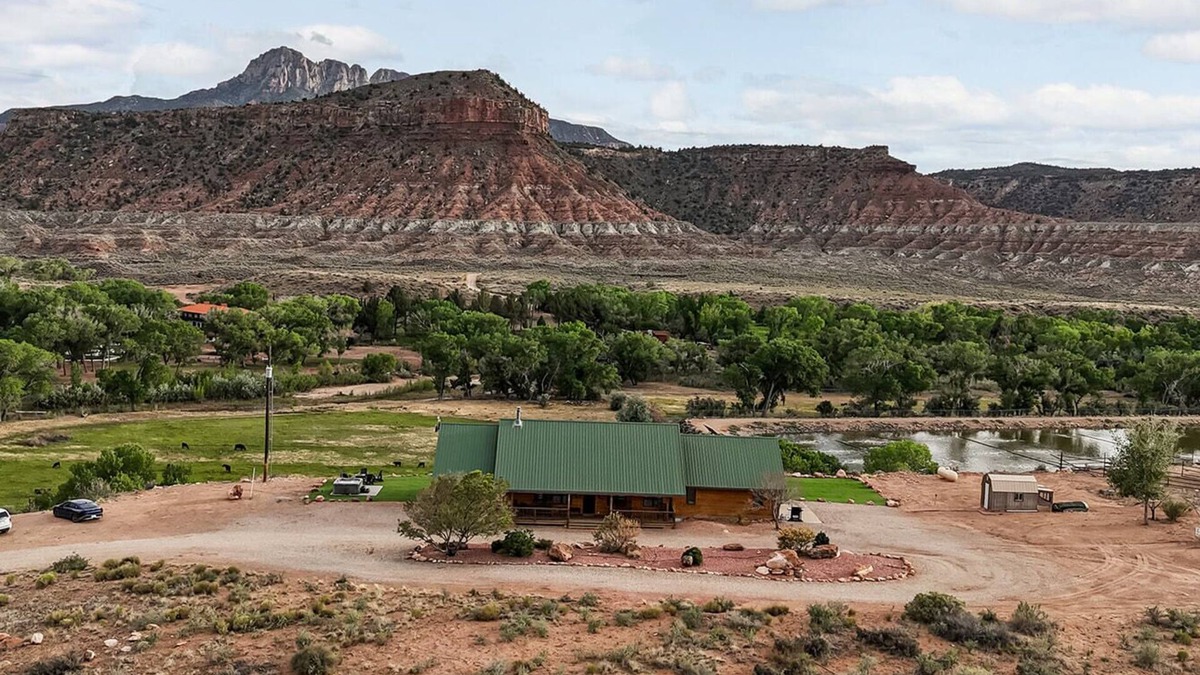 Zion National Park South Entrance Apartment | Zion Chalet 6 BD Retreats, Reunion,Wedding sleeps 22 w/hottub. 10 mins from Zion