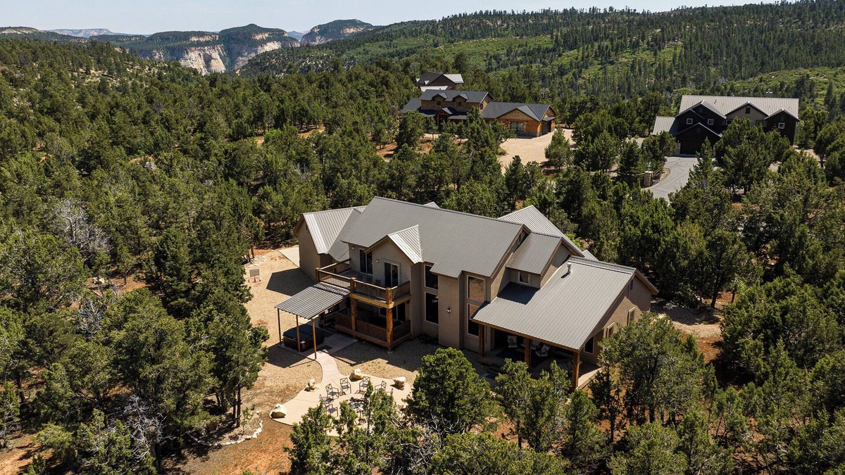 Zion National Park East Entrance House | Zion (East) Luxurious Home King Beds WiFi Privacy Hot Tub