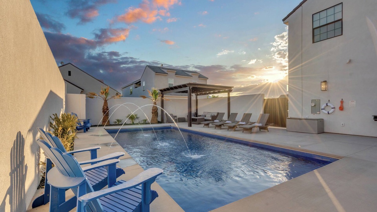Hurricane House | Zion Luxury: PRIVATE POOL/Hot Tub, Pickleball, Ping Pong, Gaming, 5 Bdrms Sleeps 20 Sand Hollow