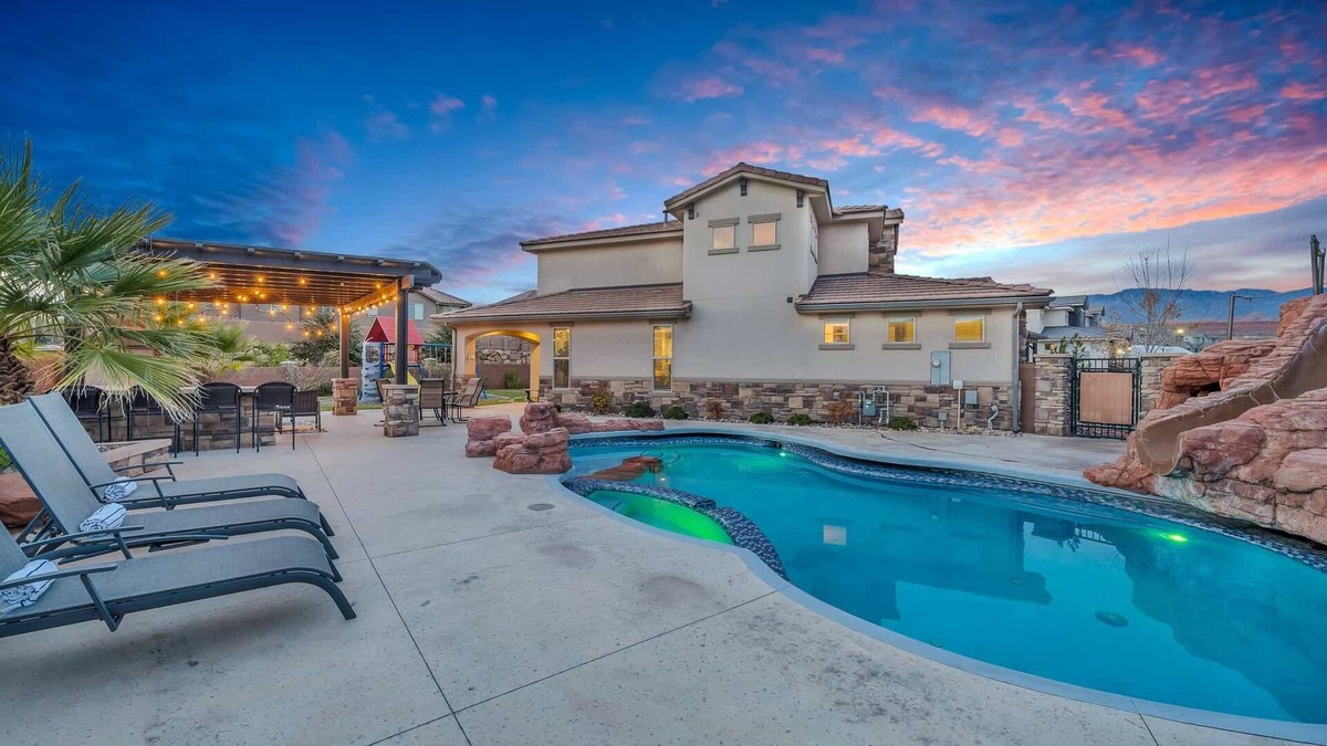 Sienna Hills House | Zion Reunion Poolhouse, PRIVATE POOL, SLEEPS 24!