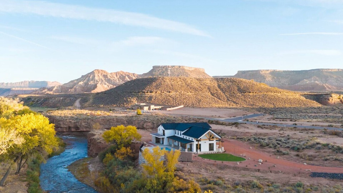 Virgin Apartment | Zion Rivefront Farmhouse