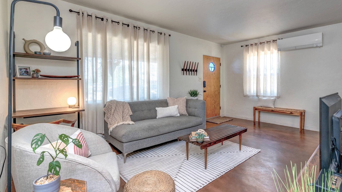 Arroyo Chico House | ZonaMod MidCentury ⁜King ⁜FirePit ⁜Backyard ⁜Dog Friendly ⁜Near Downtown