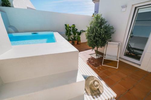 Parede House | Zu's House Stylish Pool Stay Near Lisbon & Beach