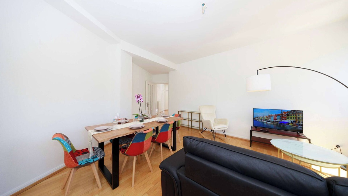 Sihlfeld Apartment | Zurich City Gem, Steps to Tram, Family & group