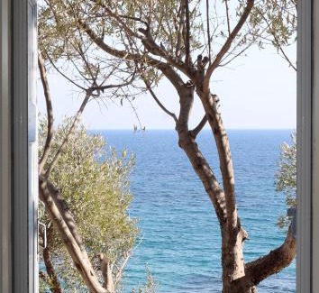 Plomari House | Δωμάτια Κόκκινος Πύργος