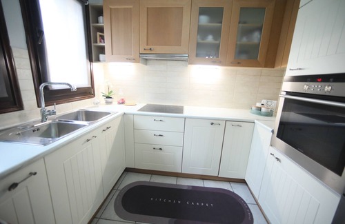 Kastoria Apartment | Χαλαρώστε σε αυτόν τον ήρεμο, κομψό χώρο με τζάκι ιδιωτικό παρκινγκ και γραφείο