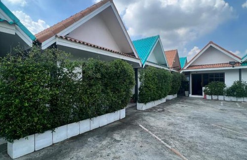 Sam Khok Ski Chalet | เรือนมาลี รีสอร์ท