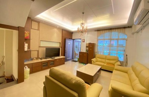 West District Villa | 天晴 包棟旅宿（近家樂福夜市）