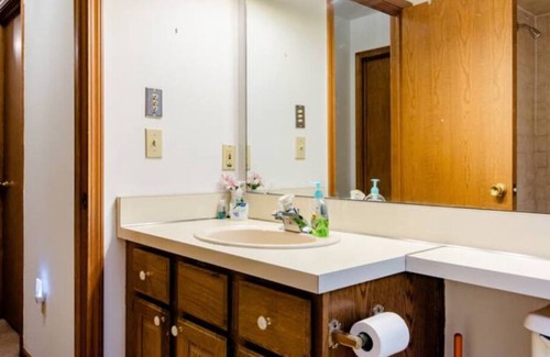 Livonia House | 安静舒适的林间洋房 Comfort City Country Home