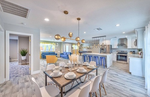 Paradise House | 0.57 acre 2950sf 5BR 7min to strip 5min to Convention center very large pool!