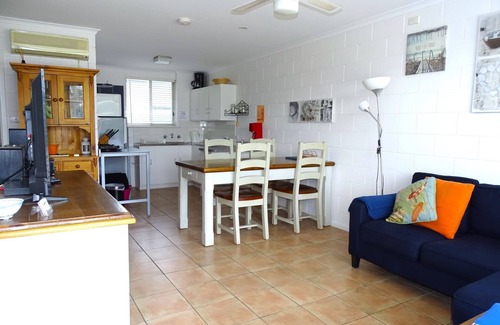 Port Vincent Hotel | 1/7 Cameron St, PT VINCENT (behind Gerimias) SLEEPS 5 ; 2 bedrooms - QN, Trio bunk BEDDING: Quilts and pillows provided (BYO all linen). Optional linen purchase @ $25 per person (1 week notice reqd) PROPERTY DETAILS: RC spli