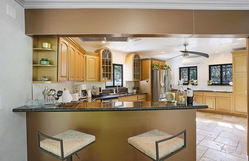 Lazy Lake House | 1 Acre LakeView Gem, Stunning Pool, Near Beach! Kayak/Pond/Spa - Fort Lauderdale