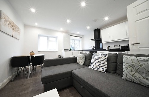 London Borough of Hounslow Apartment | 1-bed Apartment Near Heathrow Airport - Your Gateway to Comfort and Convenience