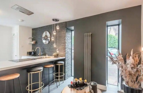 Branston House | 1 Bed Barn Retreat - Fireplace, Patio, Parking