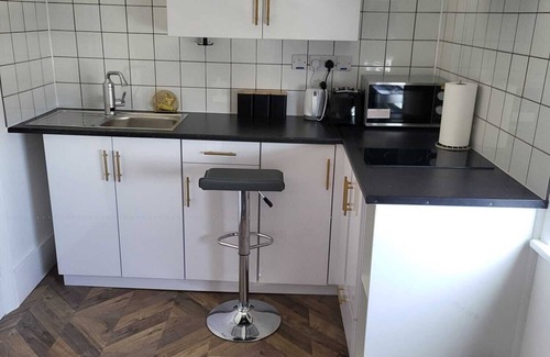 Stone Apartment | 1 Bed Flat - Sleeps 2 - Parking - Wifi
