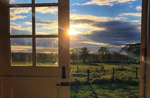 Crawcrook Cabin | 1 Bed Glamping Hut - Firepit, Fireplace, Views