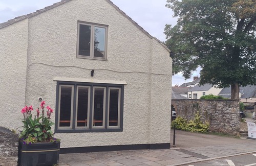 Newport Apartment | 1 Bed Loft - Sleeps 2 - Parking - Wifi